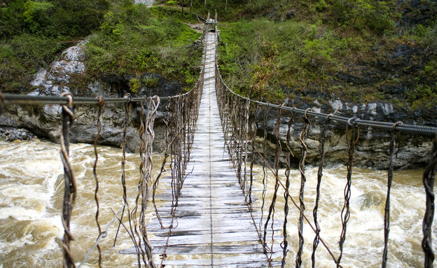גשר חבלים בפפואה ניו גיני (צילום: Belikova Oksana, shutterstock)