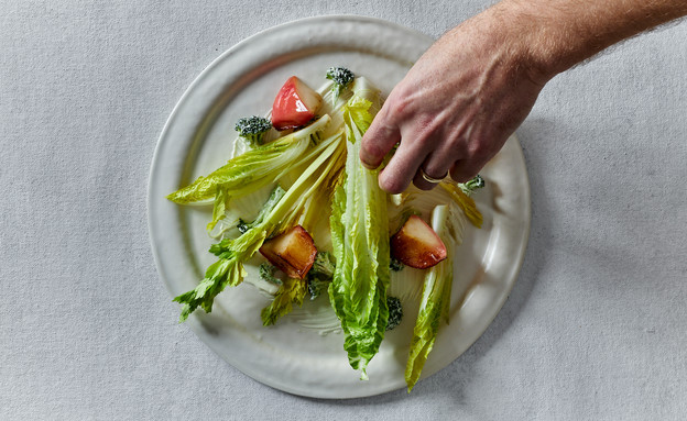סלט וולדורף - מוסיפים את התפוחים