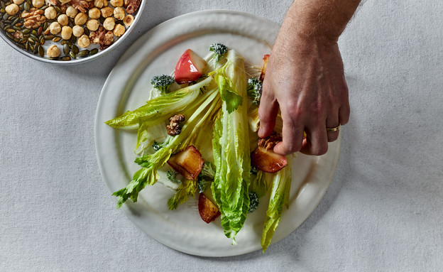 סלט וולדורף - מוסיפים את האגוזים