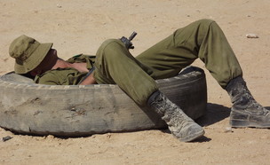חייל ישן (צילום: שי לוי)