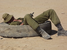 חייל ישן (צילום: שי לוי)