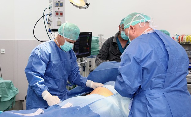 הרופאים מבצעים ניתוח להסרת רחם, ומשאירים אחד בפנים (צילום: הקריה הרפואית רמב"ם)
