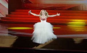 הזמרת נפלה מהבמה (צילום: מעמוד היוטיוב Анастасия Вишневская)