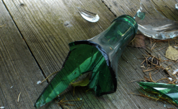בקבוק שבור (צילום: MandyHB, Istock)