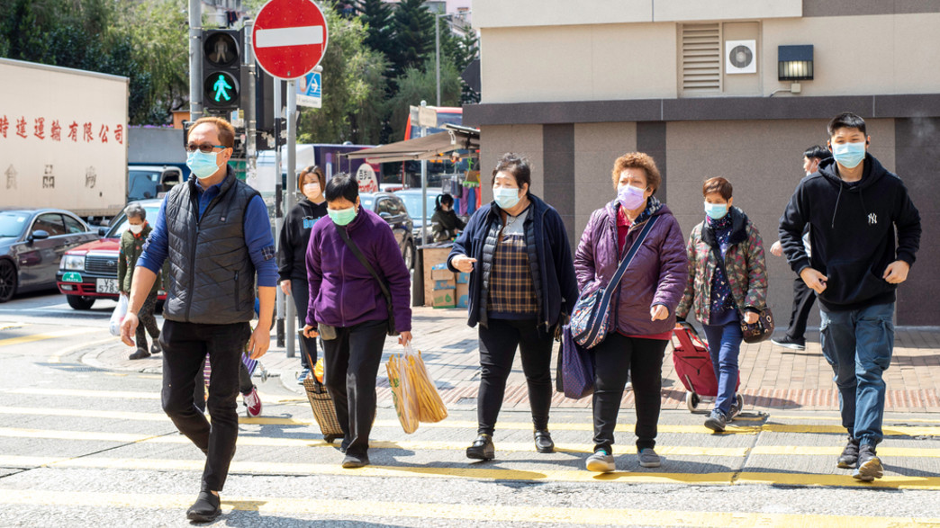 קורונה, אנשים ברחוב בהונג קונג (צילום: Yung Chi Wai Derek / Shutterstock.com)