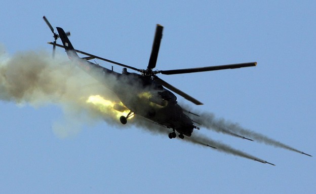 המסוק יורה (צילום: CHRISTOS THEODORIDES/AFP via Getty Images)