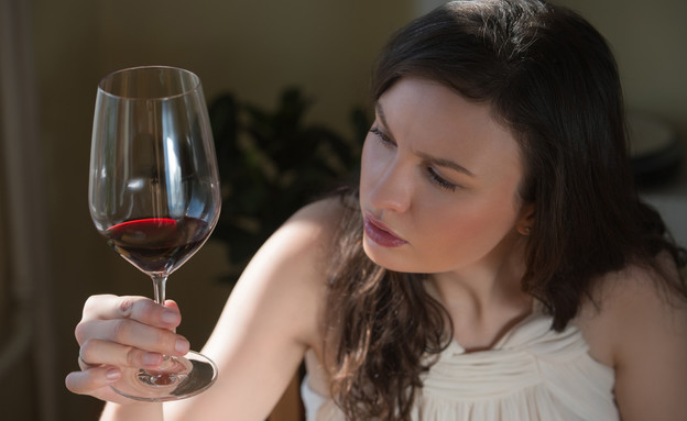 אישה שותה יין (צילום: אימג'בנק / Thinkstock)