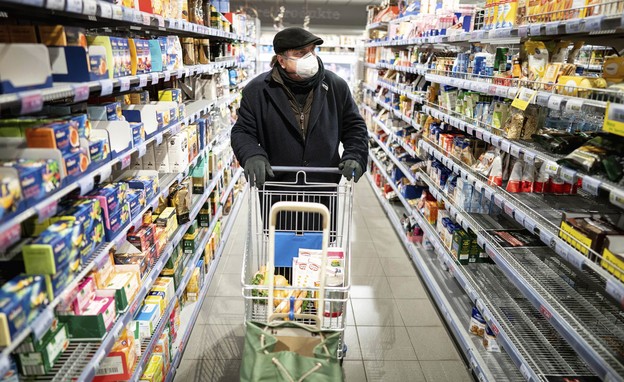 גבר גרמני עורך קניות בסופרמרקט בגרמניה (מרץ 2020) (צילום: Kay Nietfeld, ap)