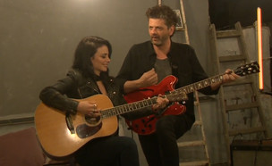 נינט טייב ואמיר דדון בשירת מרפסות (צילום: מתוך "ערב טוב עם גיא פינס", קשת 12)