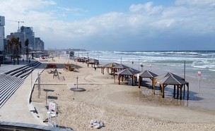 קורונה בישראל - חוף תל אביב היום (צילום: JACK GUEZ, AP)