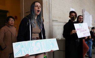 סטודנטים מפגינים נגד סגירת MIT (מרץ 2020) (צילום: 
Maddie Meyer, getty images)