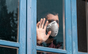 איש במסכה בבידוד (צילום: Deliris, shutterstock)