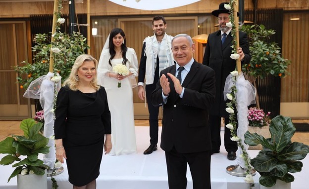 נתניהו ורעייתו בחתונה של הדוברת שלו שיר כהן (צילום: ישראל ברדוגו)