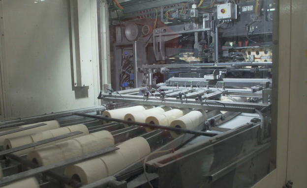ביקור במפעל נייר טואלט (צילום: N12)
