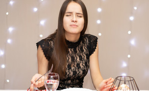 אישה אוכלת (צילום: Tikhonova Yana, shutterstock)