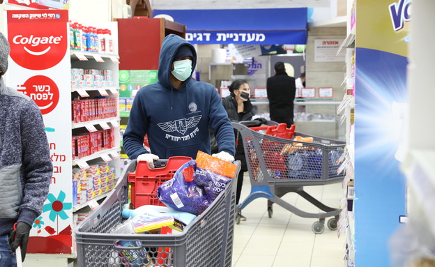 קונים בסופר בקורונה