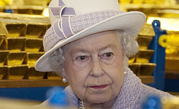 המלכה אליזבת' מבקרת בבנק של אנגליה (צילום: Eddie Mulholland/Daily Telegraph, GettyImages IL)