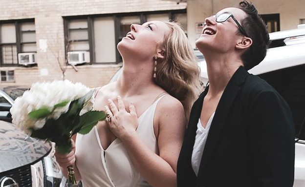 ריילי ואמנדה ביום חתונתן ברחובות ניו יורק (צילום: CNN)