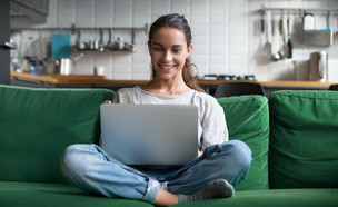 אישה מול מחשב בבית (צילום:  fizkes, shutterstock)