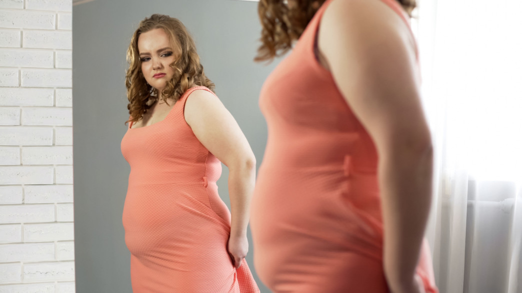 אישה שמנה מול המראה (צילום: Shutterstock)