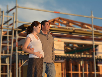 זוג עומד מול בית בנייה (אילוסטרציה: ChameleonsEye, Shutterstock)