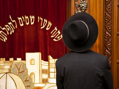 אדם מתפלל בבית הכנסת