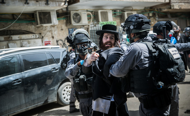 שוטרים בתקהלות חרדית (צילום: Yonatan Sindel Flash 90)