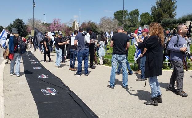 מחאת הדגלים השחורים מחוץ לכנסת (צילום: N12)