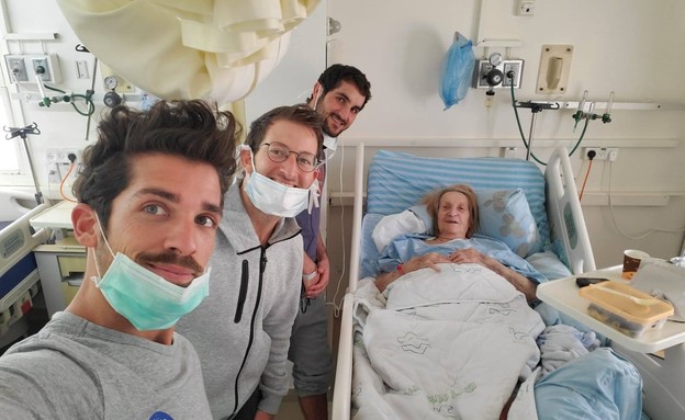 סבתא לילי והמבקרים בבית החולים קפלן