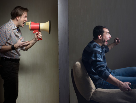 שכן צועק במגפון (צילום: Valery Sidelnykov, Shutterstock)