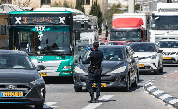 אכיפת הנהלים החדשים (צילום: פיטוסי , פלאש/90 )