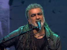 מוש בן ארי מופיע בלייב בזאפה (צילום: n12)