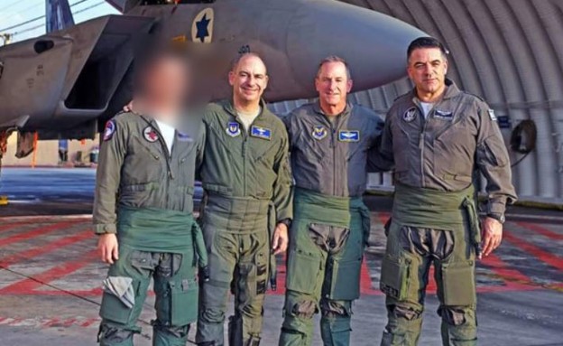 סא''ל ד' עם מפקד חיל האוויר וקצינים מארה''ב (צילום: חיל האוויר, דובר צה