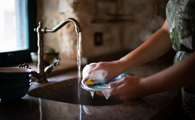 שטיפת כלים (צילום: Gulcin Ragiboglu / Shutterstock, שאטרסטוק)