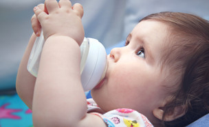 תינוקת שותה פורמולה מבקבוק (צילום: צילום מסך מתוך ווטסאפ)