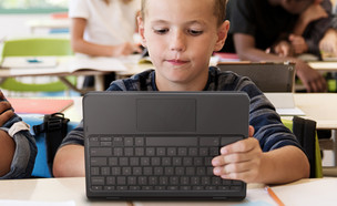 ילד עם מחשב Lenovo (צילום: Lenovo)