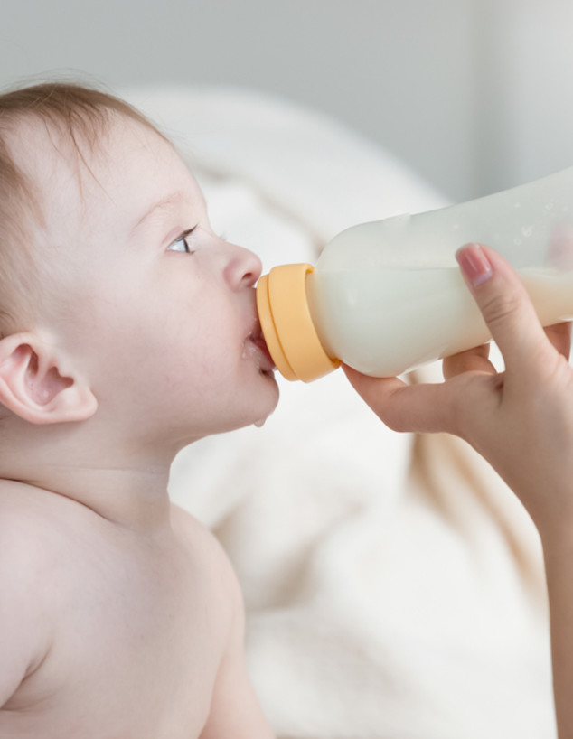 תינוק שותה פורמולה מבקבוק (צילום: צילום מסך מתוך ווטסאפ)