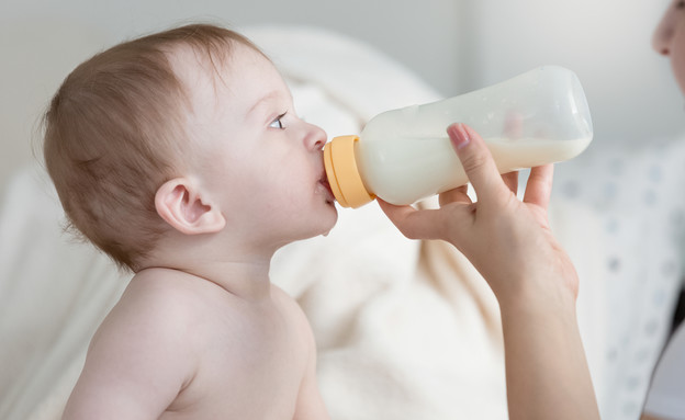 תינוק שותה פורמולה מבקבוק (צילום: צילום מסך מתוך ווטסאפ)