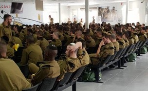 חיילים מתקהלים בבקו"ם בניגוד לנהלים