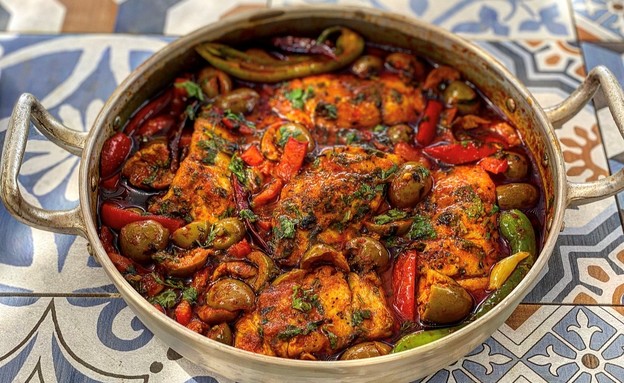 תבשיל דג ברמונדי עם זיתים ופלפלים