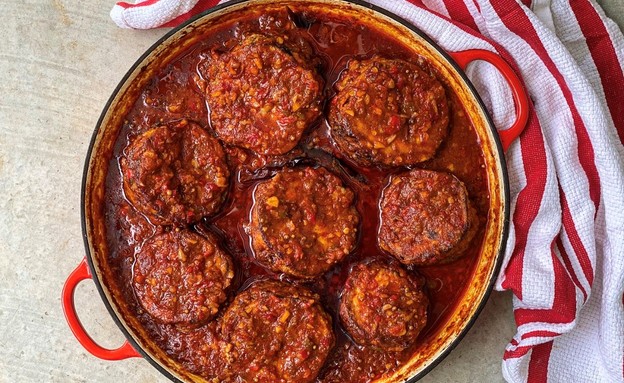 מפרום חצילים במילוי דג ברמונדי ברוטב חריימה