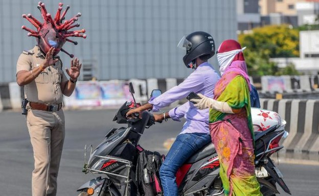 מעוררים מודעות באמצעות קסדות קורונה. הודו (צילום: CNN)