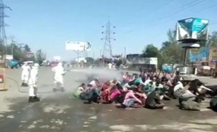 הודו: ריססו את האזרחים בחומר חיטוי כדי למנוע הפצת הקורונה  (צילום: CNN)