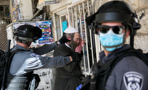 שוטרים אוכפים את הנחיות הבידוד במאה שערים בירושלים (צילום: Olivier Fitouss, פלאש/90 )