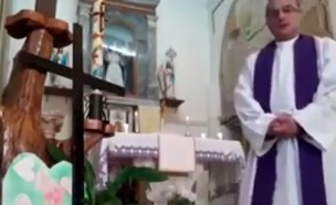 כומר איטלקי (צילום: youtube)
