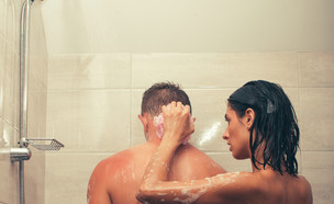 זוג במקלחת (צילום: shutterstock | Family TV)