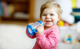תינוקת שותה פורמולה (צילום: צילום מסך מתוך ווטסאפ)