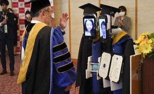 הענקת תעודות באמצעות רובטים ביפן (צילום: אתר BBT)