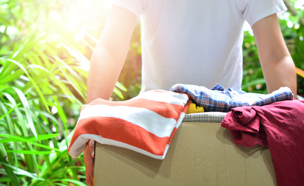 איש עם קופסת בגדים (צילום: ITTIGallery, Shutterstock)