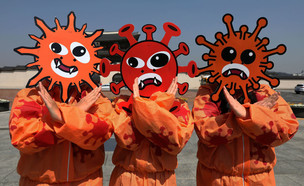 פעילי איכות סביבה בדרום קוריאה בקמפיין נגד התפשטות נגיף הקורונה (צילום: Chung Sung-Jun, Getty Images)
